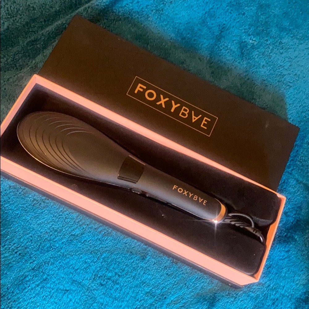 Foxy bae brush straightener